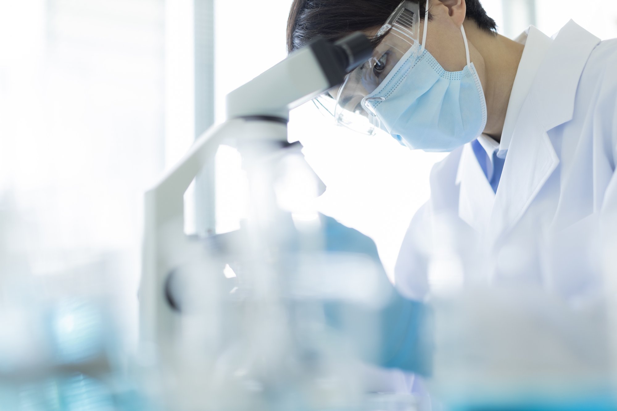 顕微鏡を使用している白衣を着た男性.jpg