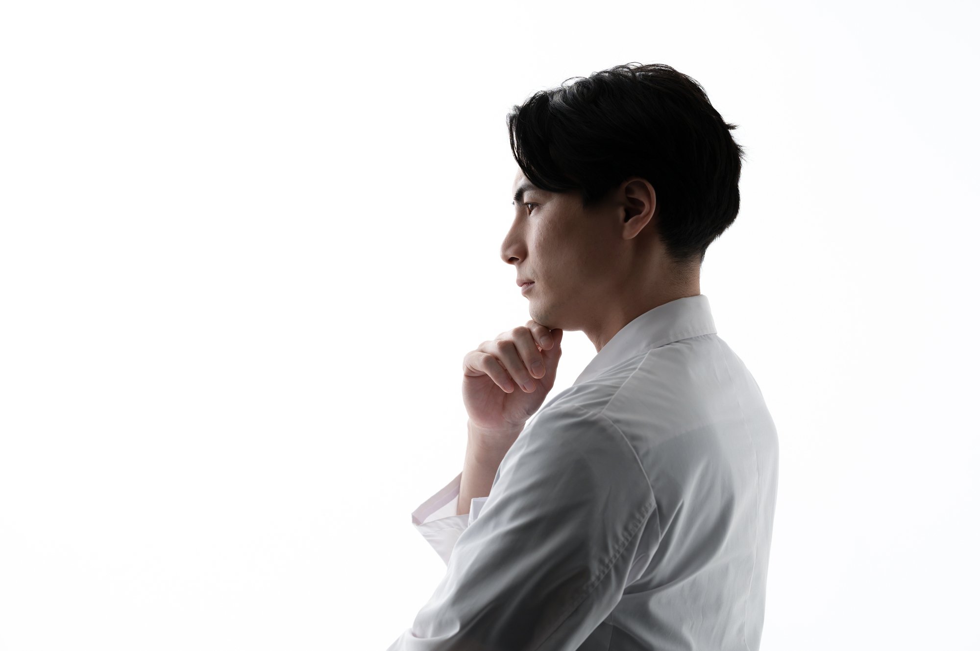 悩んでいる白衣を着た男性医師.jpg