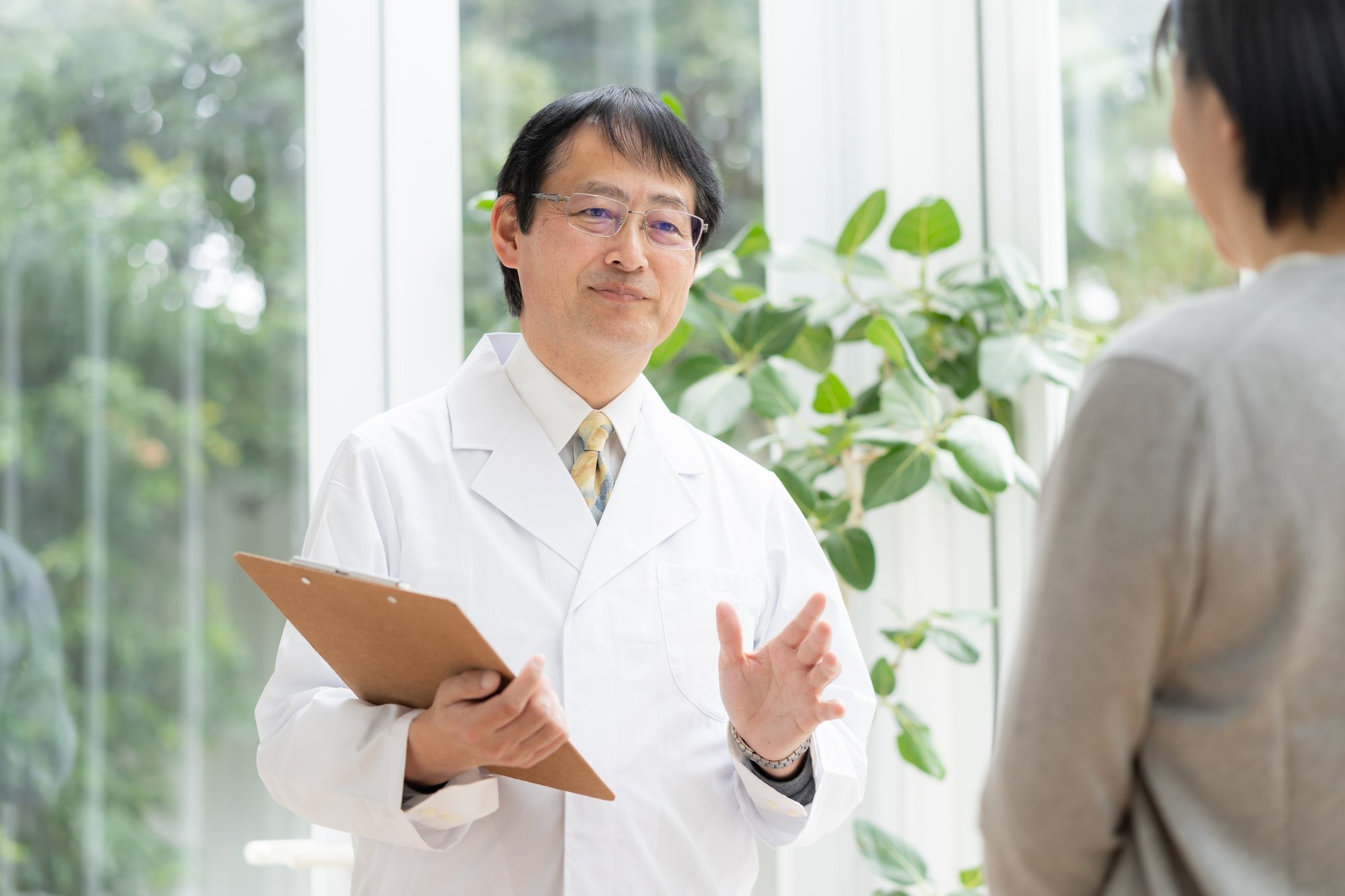 女性患者に説明をしている男性医師