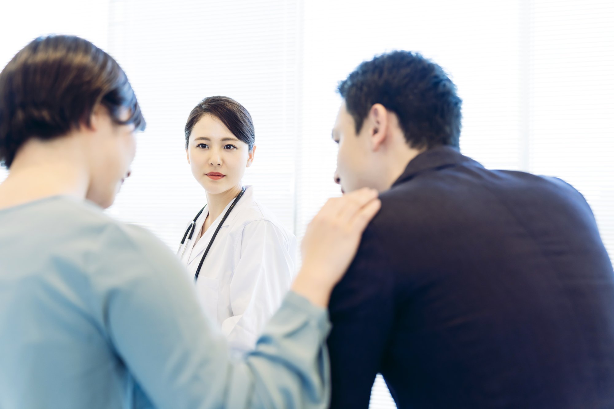 女性医師へ相談する男性と女性