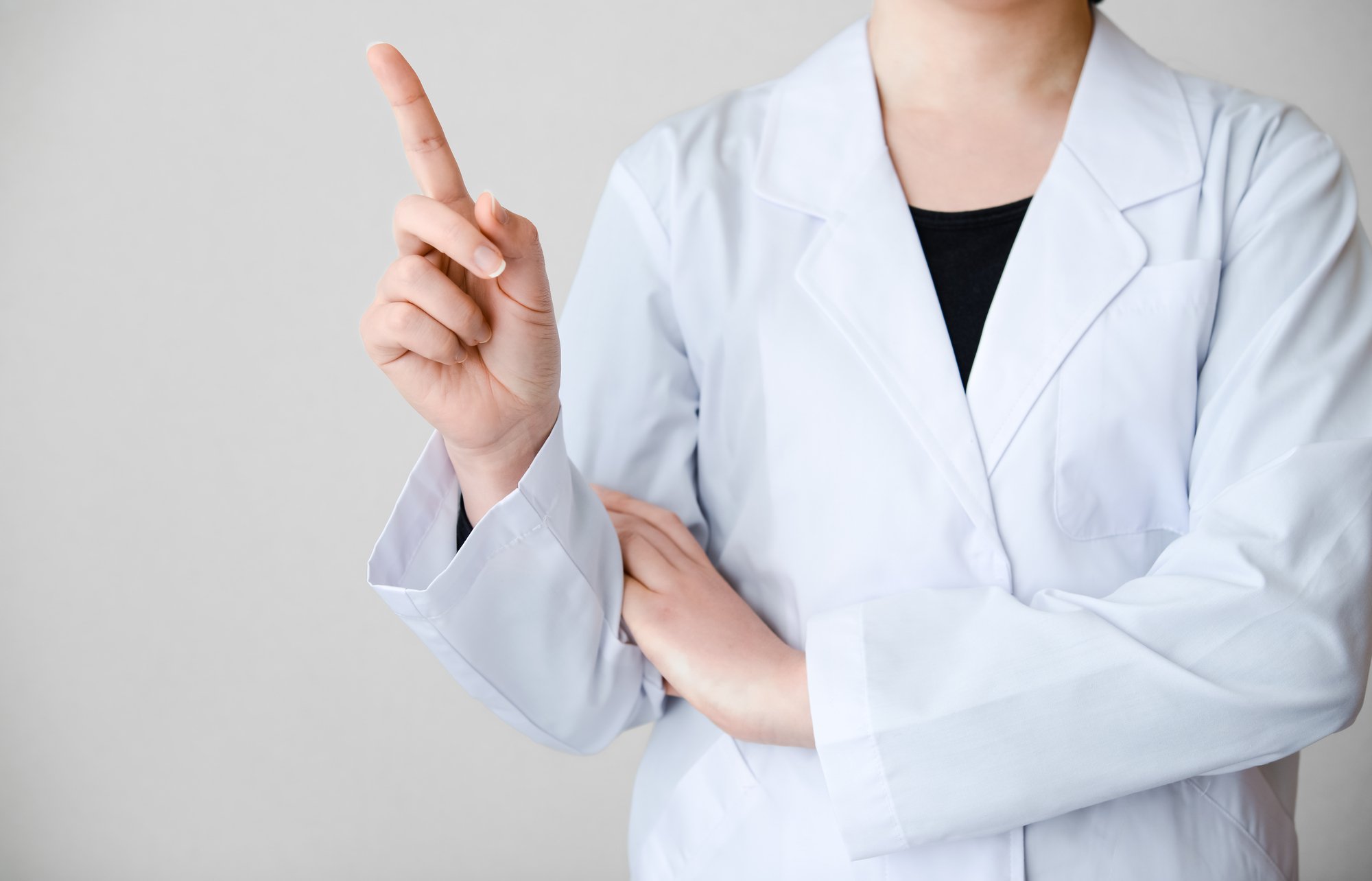 指を指している白衣を着た人.jpg