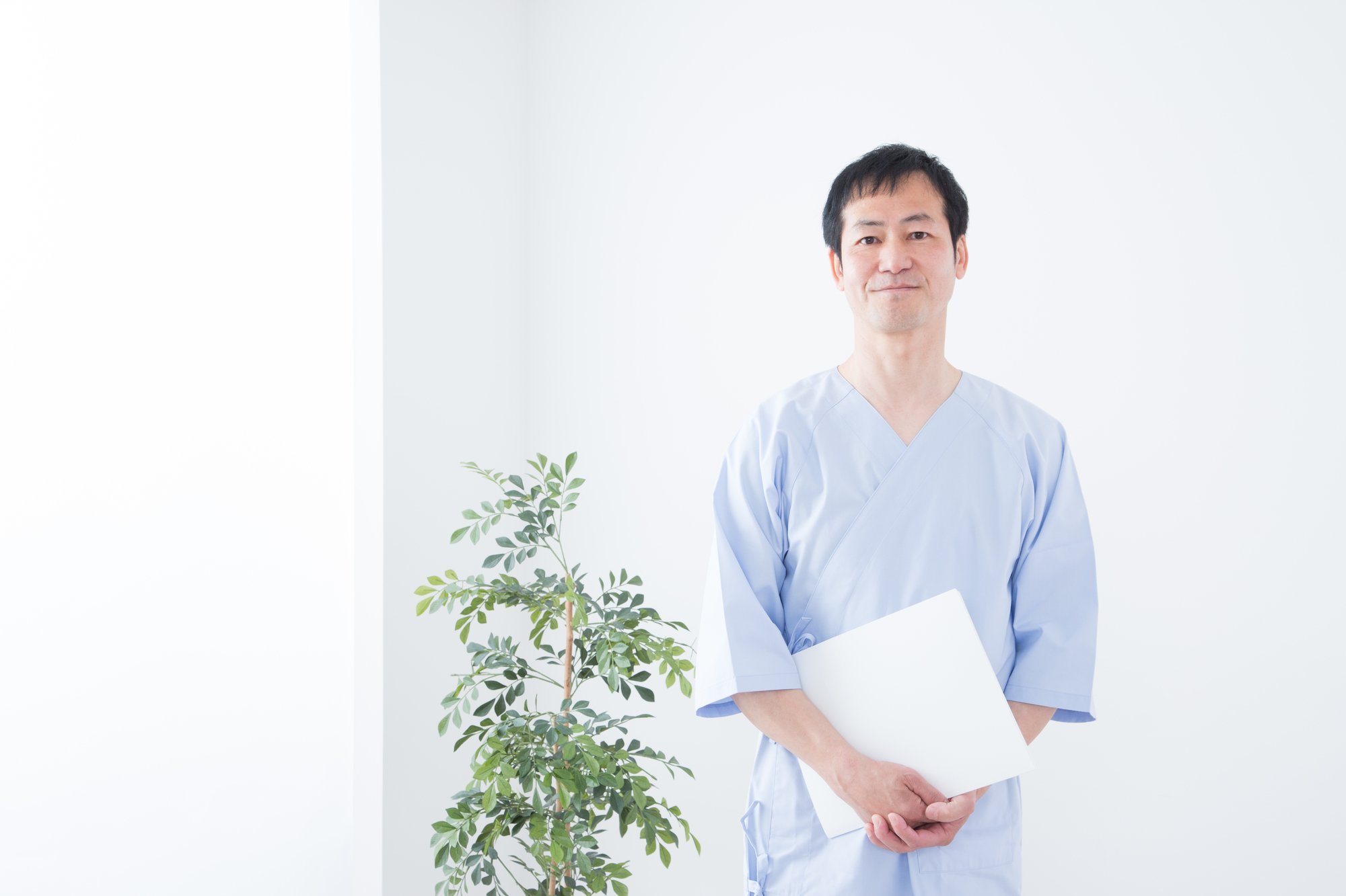 検査着を着た中年男性