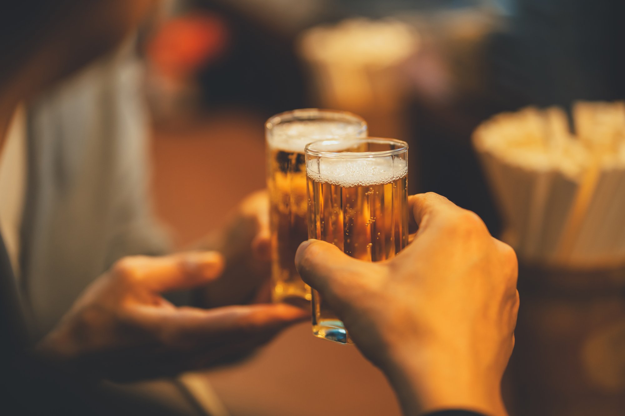 お酒を持って乾杯している人の写真.jpg