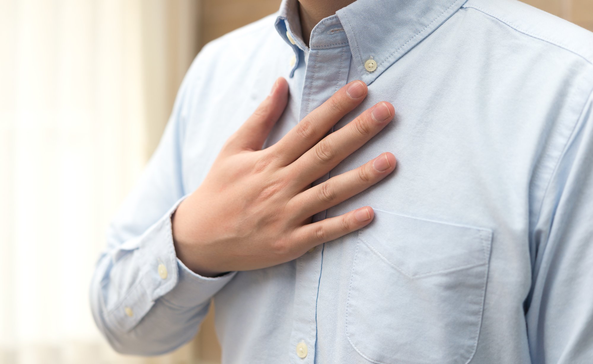 胸をおさえている男性.jpg