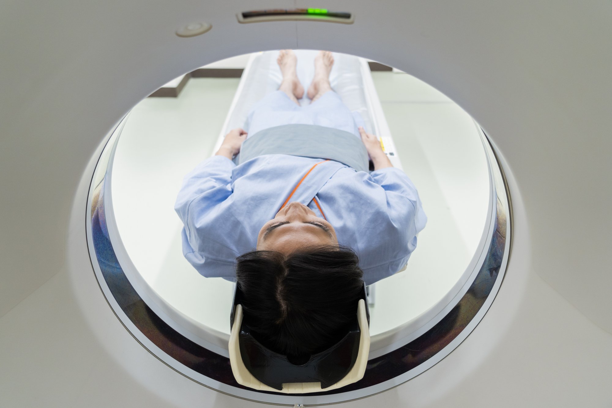 PET検査を受ける男性を頭側から見た様子