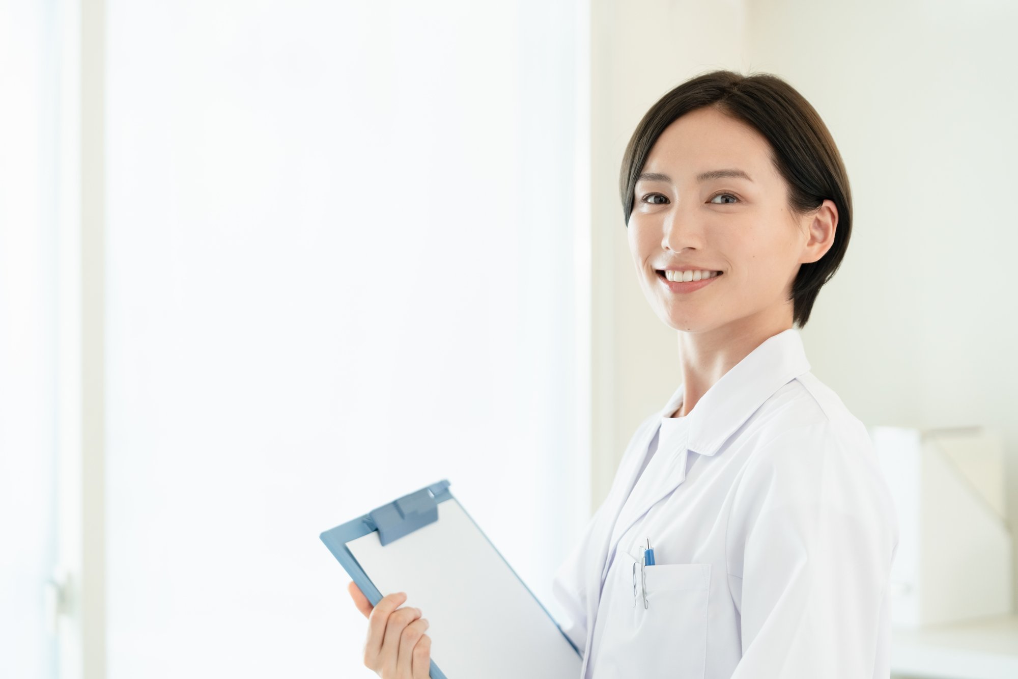 ボードを持って微笑む女性医師